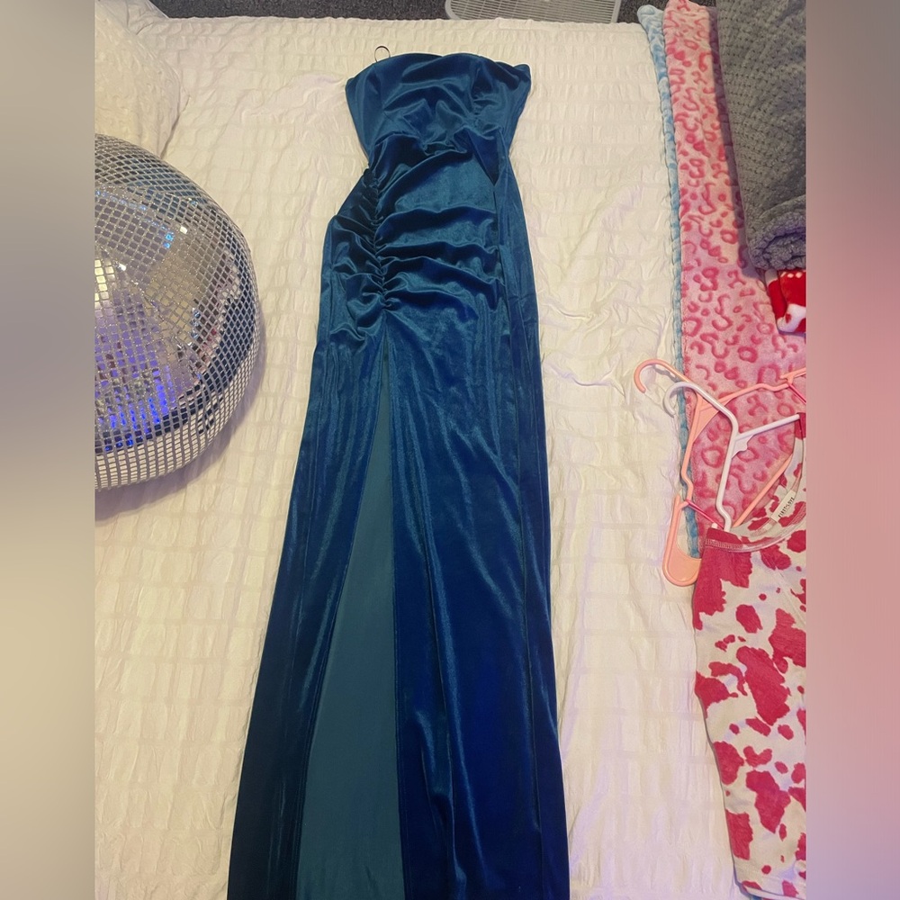 Windsor, size small, worn once,